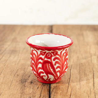 Frontal de la taza de café de cerámica granadina de color rojo con pájaro repintado. Real Fábrica