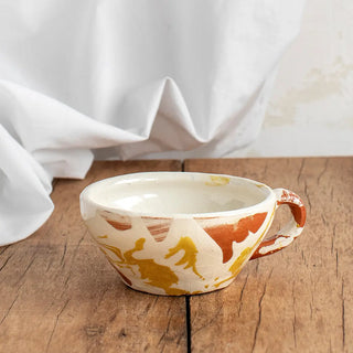 Taza de cerámica de color amarillo y blanco hecha en Huelva a mano. Real Fábrica