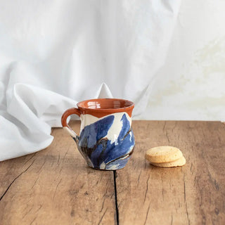 Taza de cerámica de color azul, negro y blanco hecha en Huelva. Real Fábrica