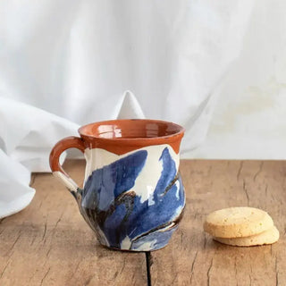Taza de cerámica de color azul, negro y blanco hecha en Huelva. Cerámica artesanal. Real Fábrica