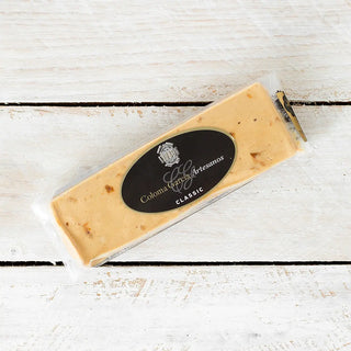 Foto cenital de un turrón de jijona mini sobre una mesa de madera. Real Fábrica. 