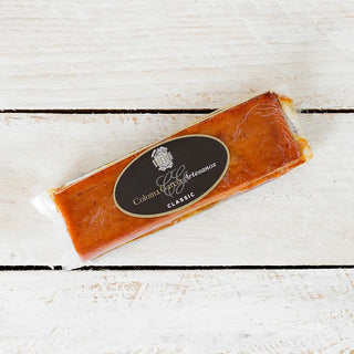 Foto cenital de un turrón de yema tostada sobre una mesa de madera. Real Fábrica.