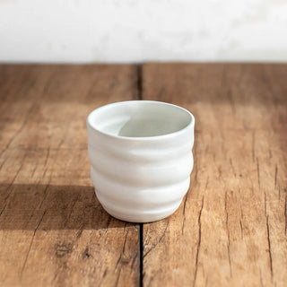 Vaso de cerámica gallega en color blanco y con los bordes en ondas. Real Fábrica