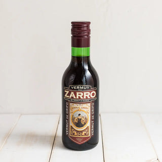 Vermut Zarro, el mejor compañero de los clásicos aperitivos de siempre. Vermut de grifo embotellado, lo encuentras en Real Fábrica.