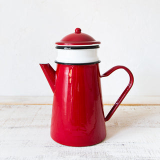 Cafetera de peltre esmaltado roja con filtro y tapa para preparar café.