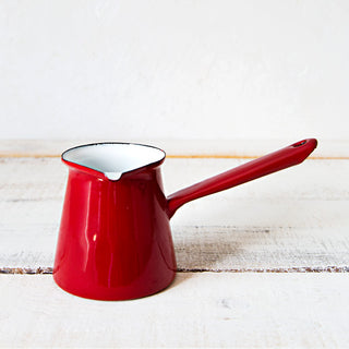 Chocolatera de peltre esmaltado rojo para hacer chocolate a la taza.