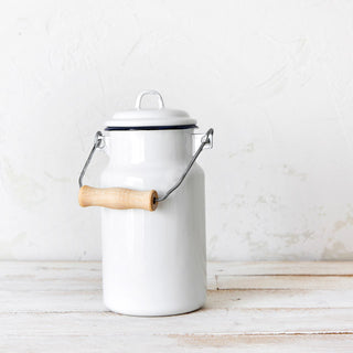 Lechera blanca de acero esmaltado con tapa y asa de madera