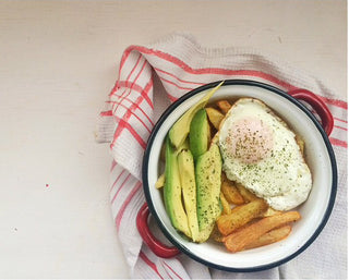 Plato individual de peltre esmaltado con huevos, aguacate y patatas